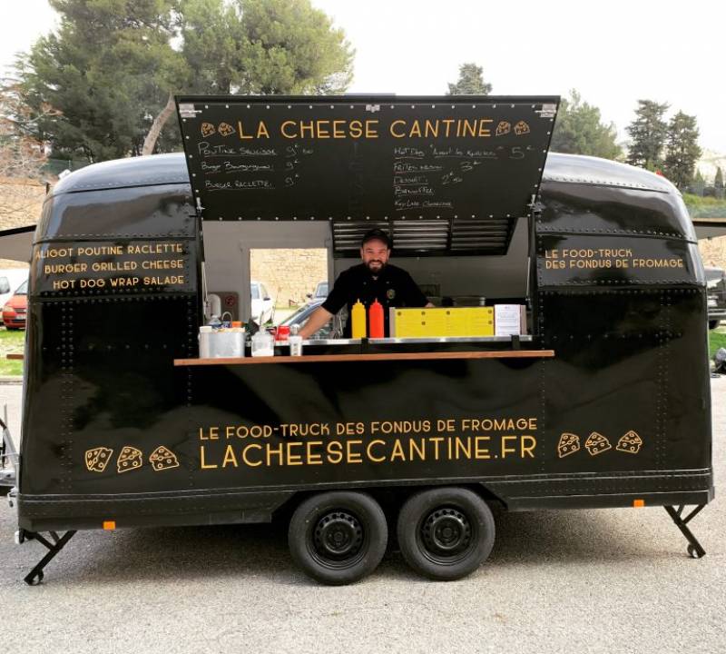 Food truck au look unique pour animation culinaire lors d'un apéritif à Toulon 83000 - La Cheese Cantine